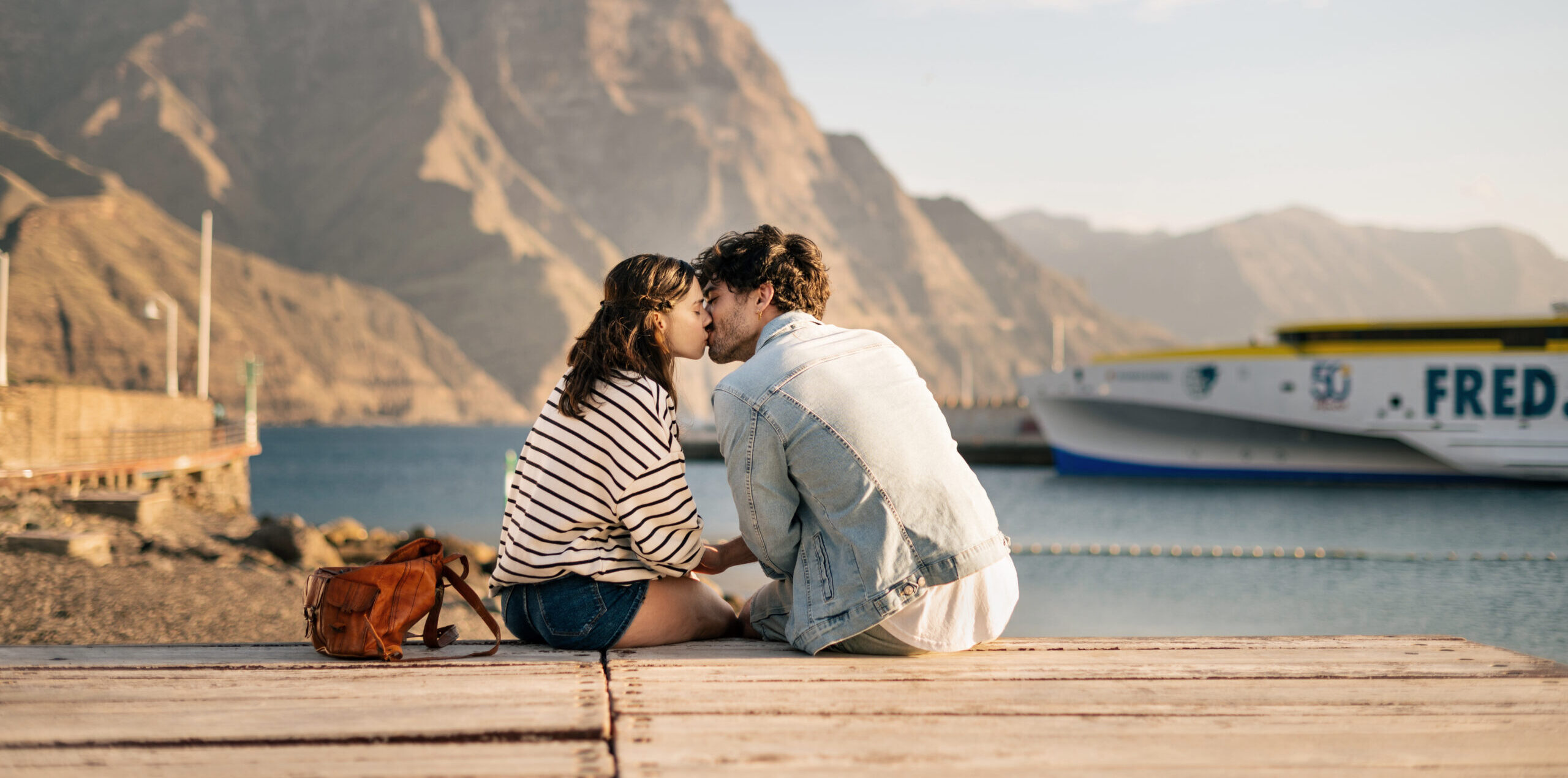 Fred.Olsen 50 Aniversario — A man and woman are kissing on a dock.