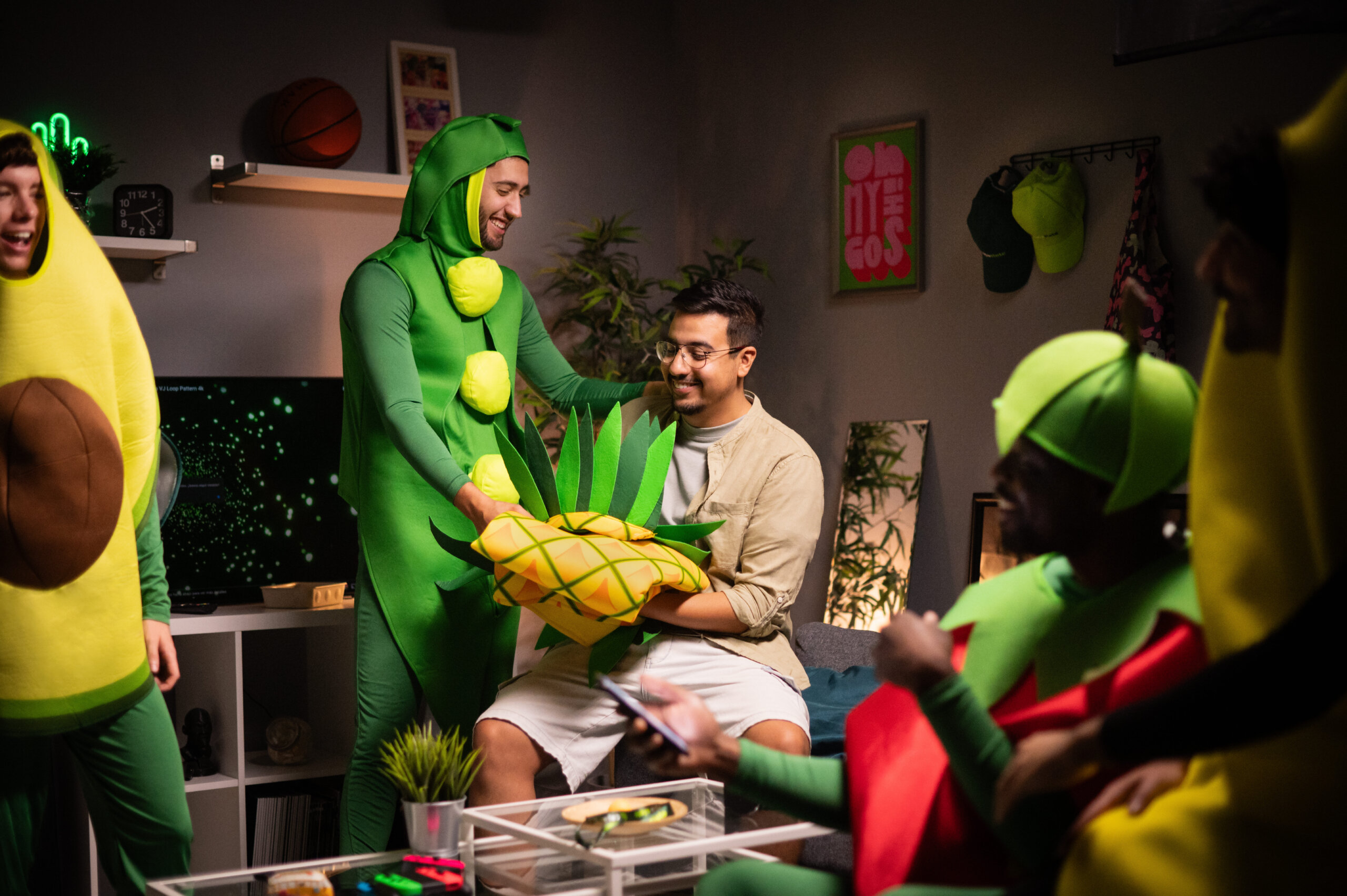 Cajasiete Carnaval — Two men in green costumes are holding a pineapple.