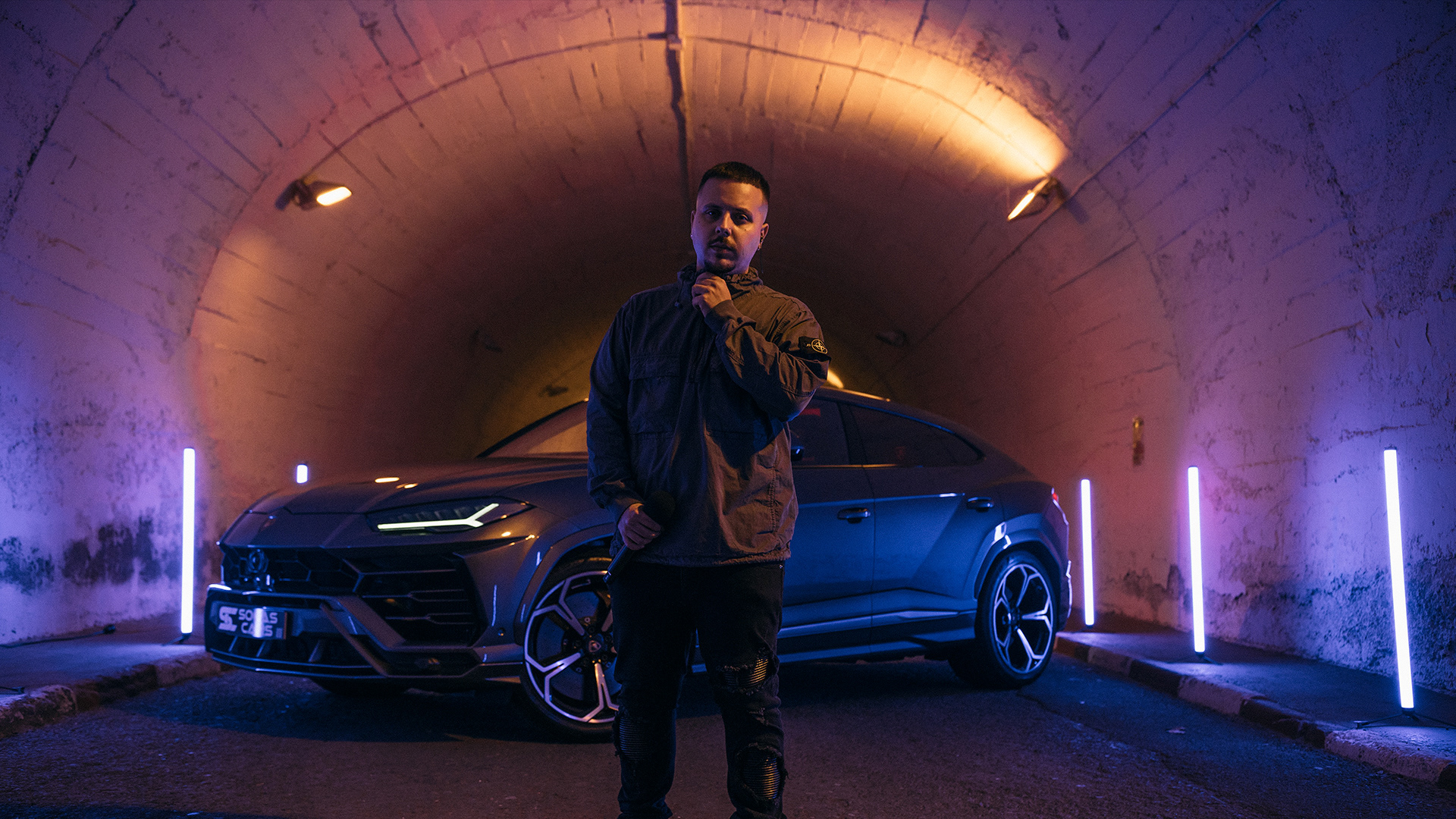 Visión Túnel — A man standing in front of a car with his hand on his mouth.