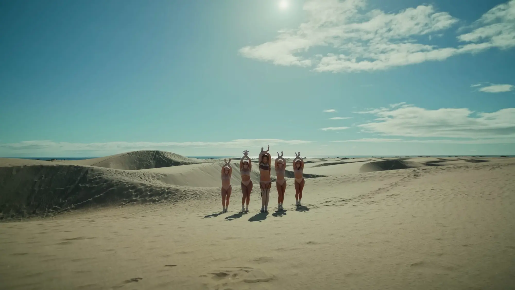 El tonto — Un grupo de mujeres en bikini posa en una playa.