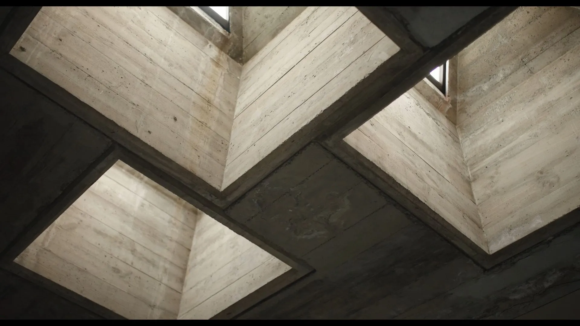 COACTFE · Semana de la Arquitectura — A view of a concrete building with a window.