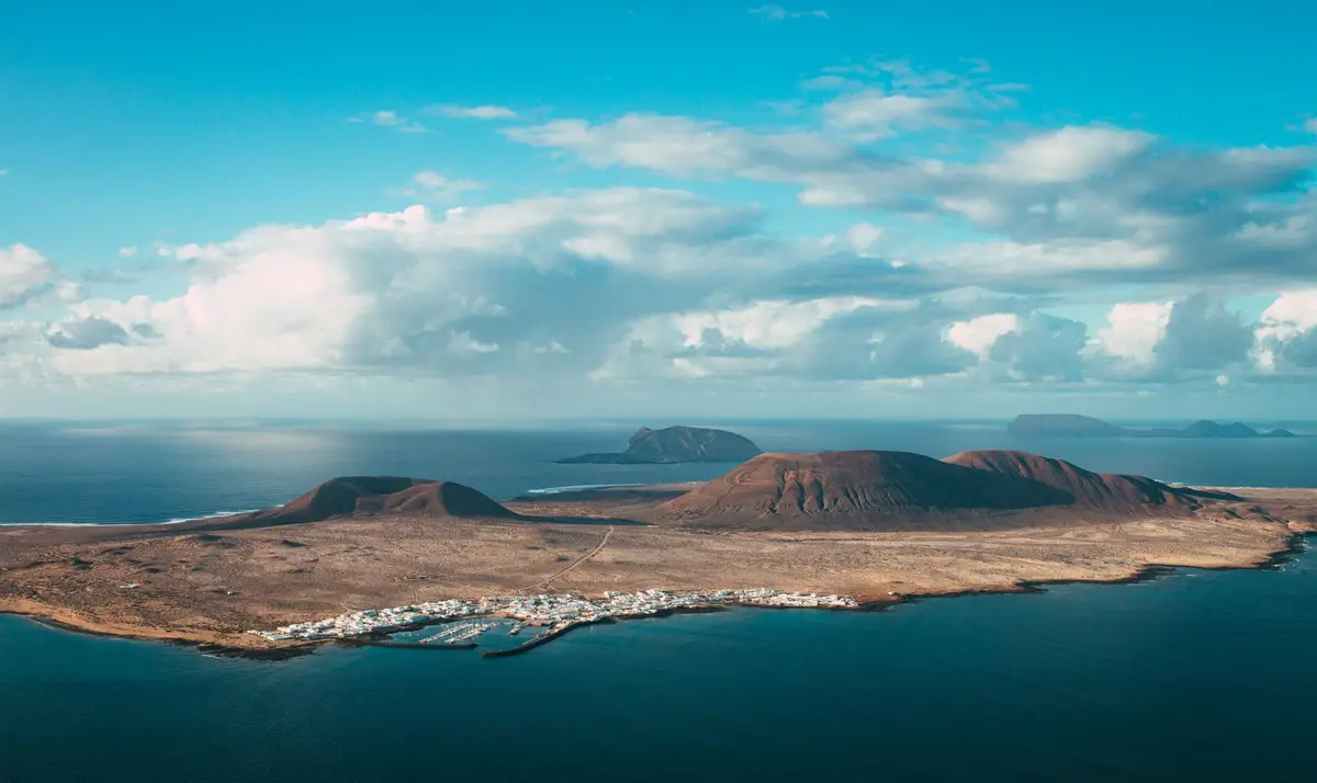 Hidden Canary Islands — Vista del océano con montañas al fondo.