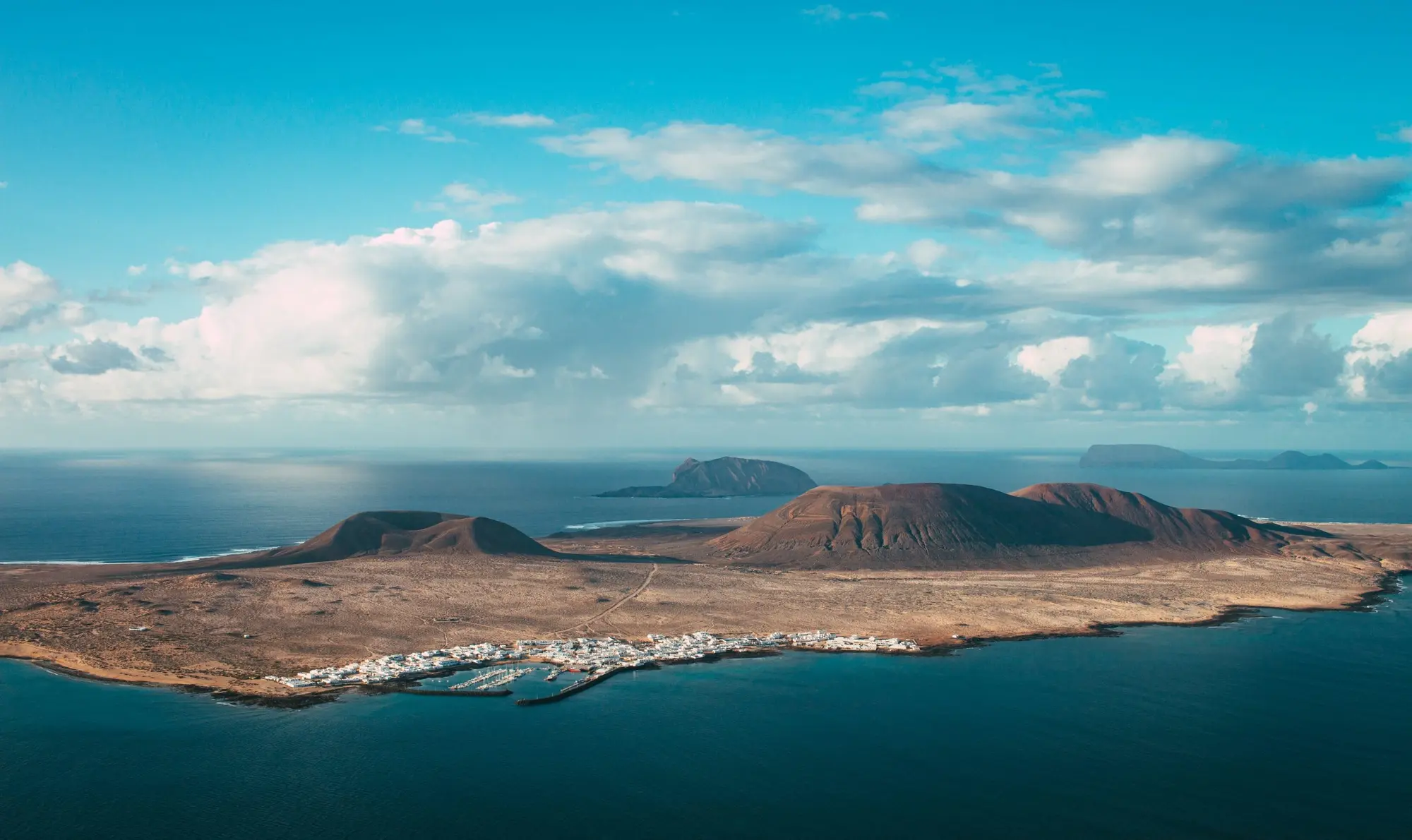 Hidden Canary Islands — Vista del océano con montañas al fondo.