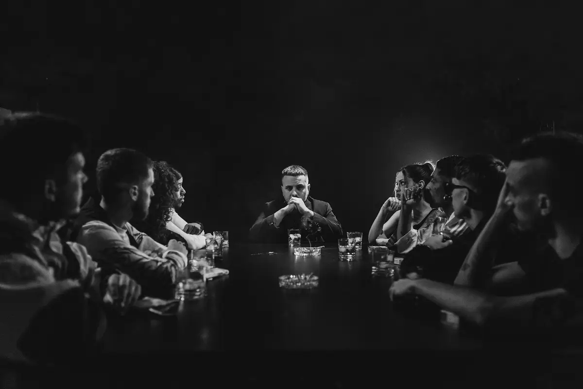 Lo pues intentar — Un grupo de personas sentadas alrededor de una mesa con bebidas.