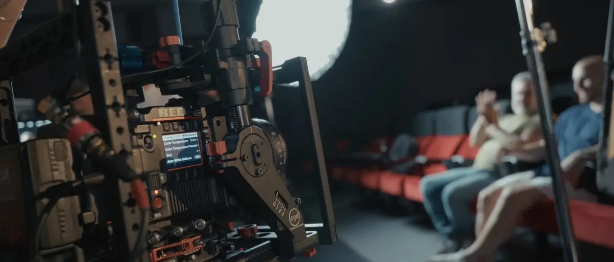 Red Foundation | Outlabs — Una cámara montada en una sala oscura, lista para rodar.