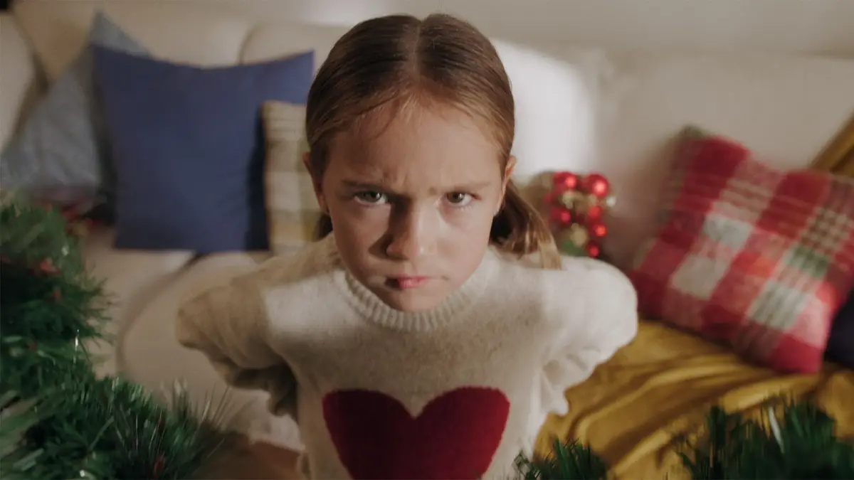 !Y un jamón¡ — Una niña con un jersey de corazones y el ceño fruncido.